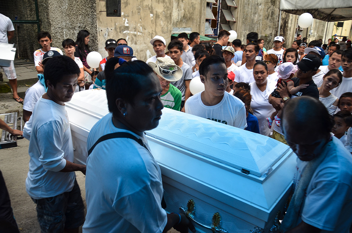 Filipinas, 2017, el ataúd de Enrico F. Bernal, un conductor de triciclo de 35 años en su velorio en Navotas. Crédito: © Lynzy Billing / IG: @lynzybilling Twitter: @LynzyBilling